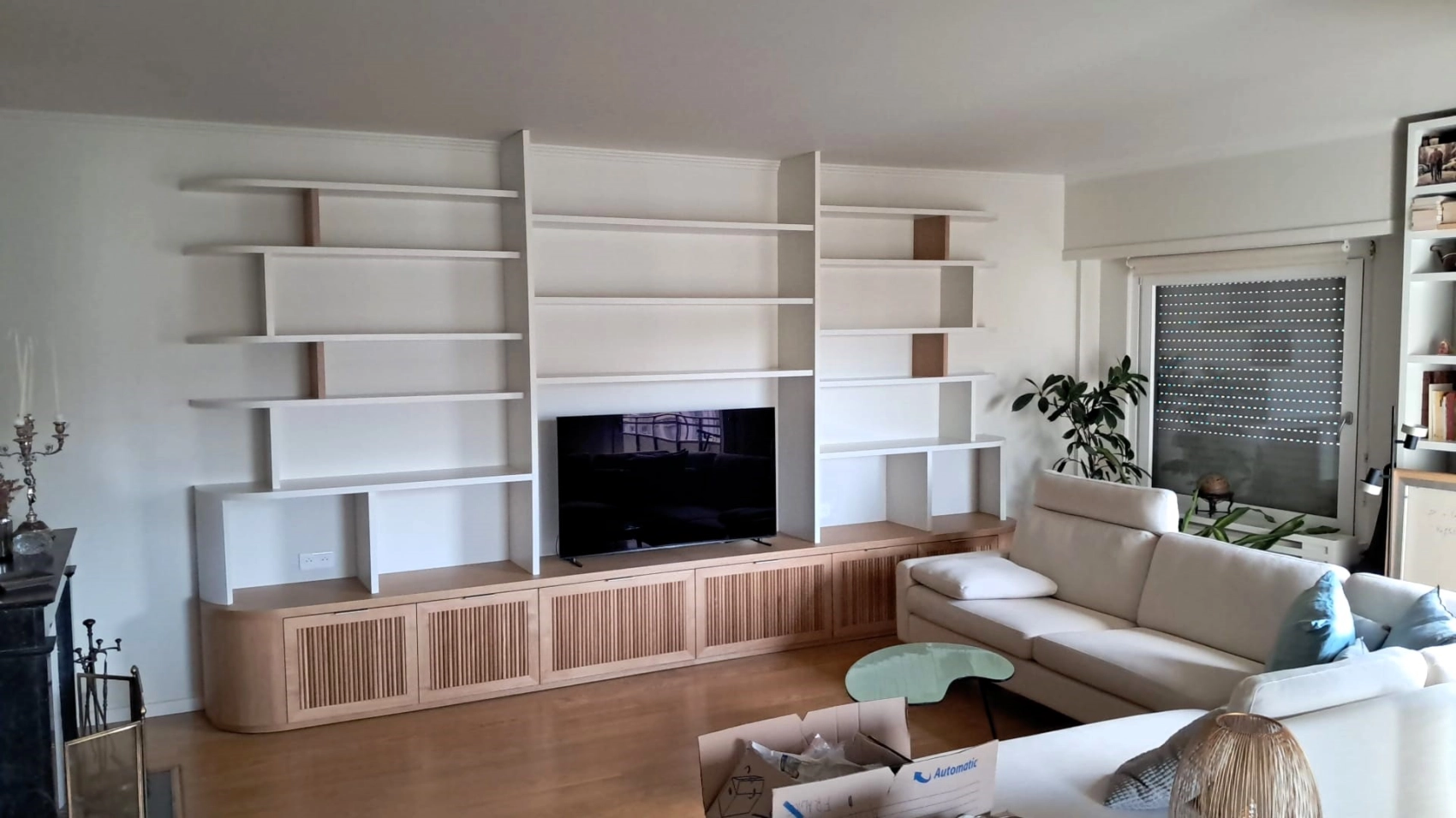 Mise en peinture d'une bibliothèque sur mesure