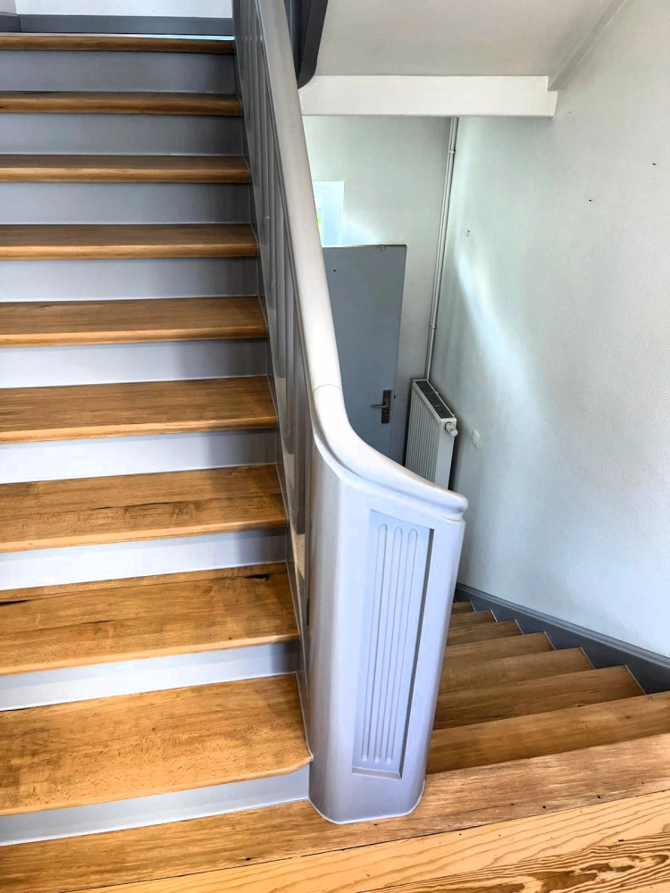 Transformation avec la rénovation complète de cet escalier : Peinture des limons, garde-corps, plinthes et contre-marches ; Ponçage + vitrification des marches et paliers pour retrouver tout le charme du bois
