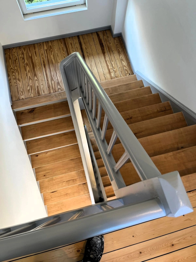 Transformation avec la rénovation complète de cet escalier : Peinture des limons, garde-corps, plinthes et contre-marches ; Ponçage + vitrification des marches et paliers pour retrouver tout le charme du bois